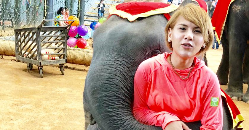 Unggah Foto Pakai Mukena, Evelyn Nada Anjani Makin Religius?