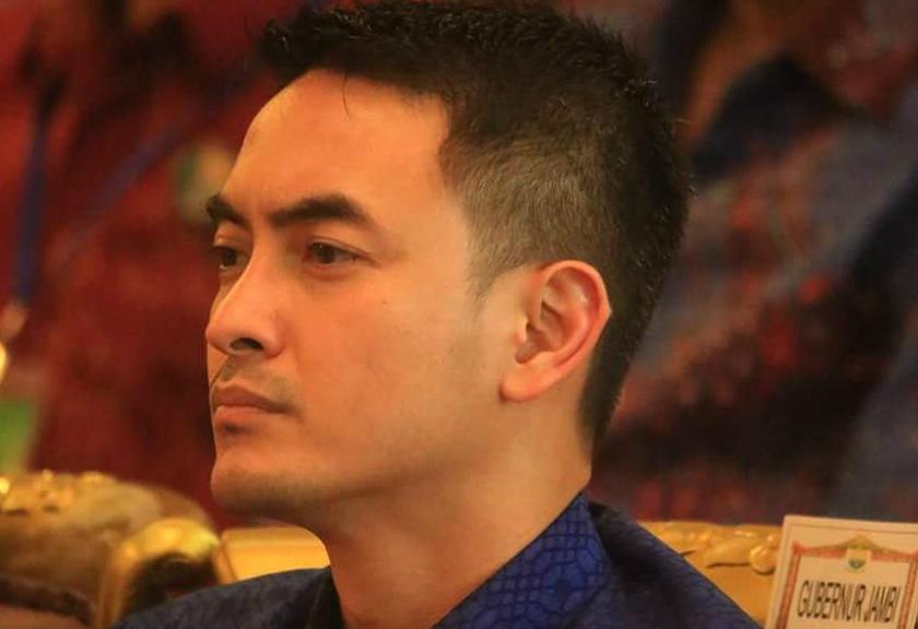 KPK Geledah Rumah Dinas Gubernur Jambi Zumi Zola