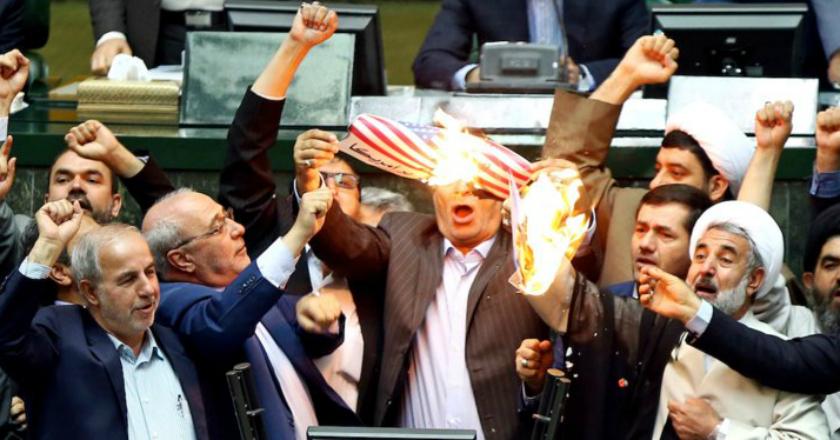 Bendera Dibakar Hingga Nyanyian 'Death of America' dari Parlemen Iran
