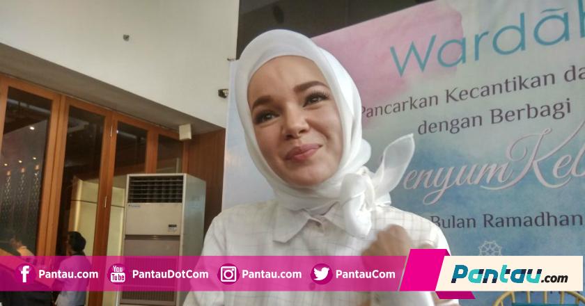 Rahasia Dewi Sandra Selalu Segar Saat Berpuasa