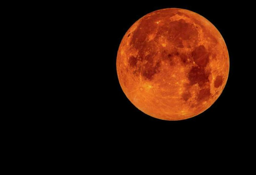 'Super Blue Blood Moon' Mulai Menampakkan Diri di Jakarta
