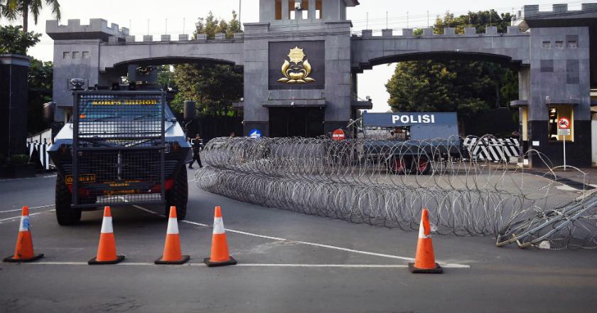 Mako Brimob Masih Dijaga Ketat Mobil Taktis dan Penjaga dengan Senjata Laras Panjang