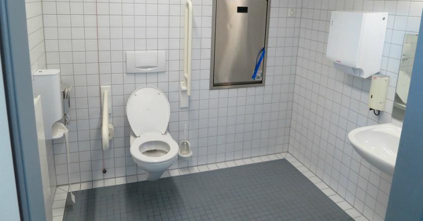 Melapisi Toilet Duduk dengan Tisu Apakah Efektif Bebas dari Bakteri dan Kuman?