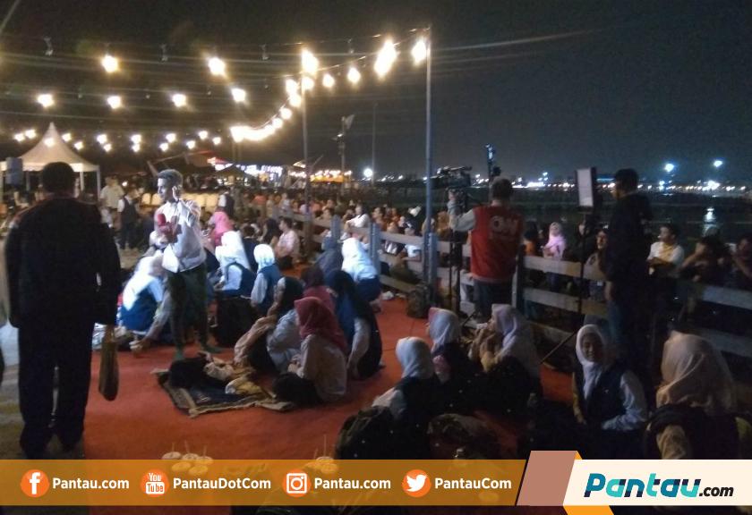 Langit Ancol Mendung, Warga Tetap Antusias Sambut 'Super Blue Blood Moon'