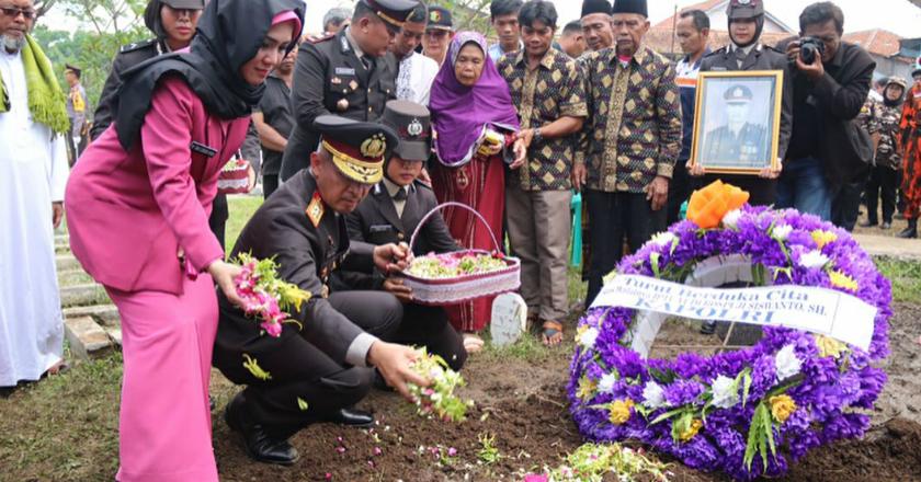 Kapolda Jateng Pimpin Prosesi Pemakaman Polisi Korban Kerusuhan Rutan