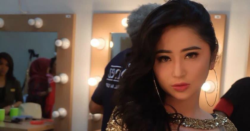Hapus Foto Mesra Bersama Suami di Instagram, Dewi Perssik Bikin Status Ini!