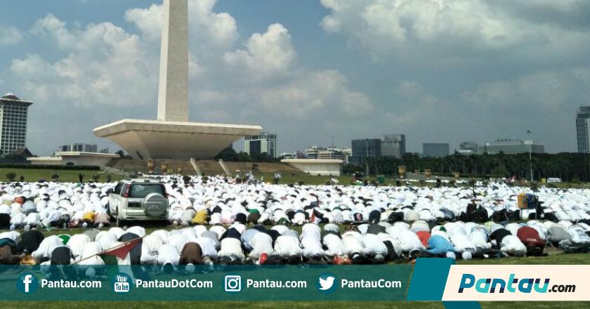 Pantau Foto: Lautan Putih Penuhi Monas Saat Aksi 115