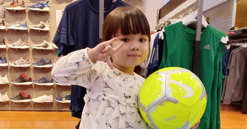 Bikin Gemas... Intip Yuk, Luwesnya Gempita Tirukan Gaya Taylor Swift