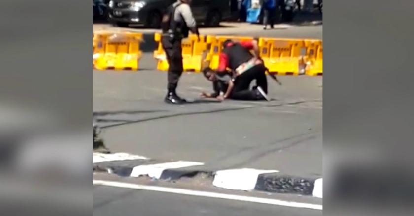 Pantau Video: Drama Menegangkan Polisi Ringkus Pria Mencurigakan Dekat Lokasi Bom Surabaya