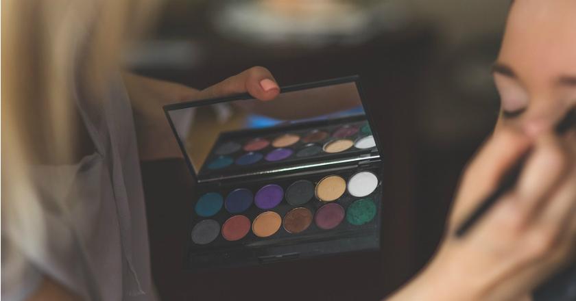 Punya Bakat Makeup? Bisa Jadi Duit Tuh....