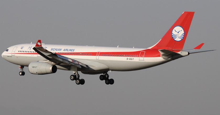 Pesawat Sichuan Airlines Mendarat Mendadak, Pilot Alami Pendarahan