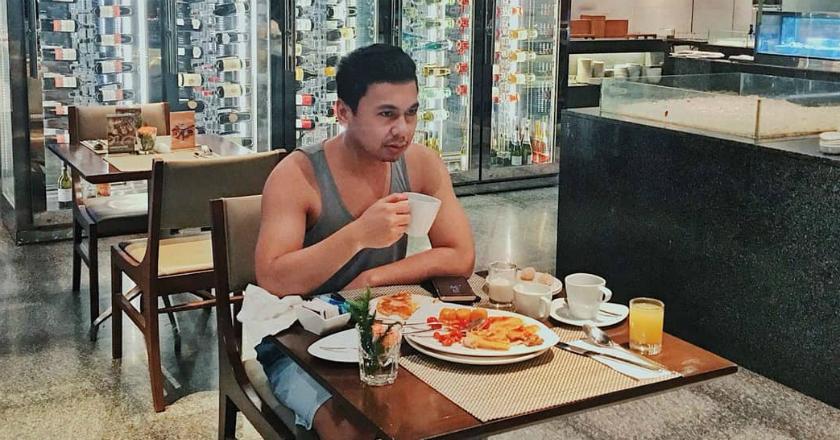 Disebut Otot Lengannya Palsu, Raditya Dika Bikin Malu Netizen