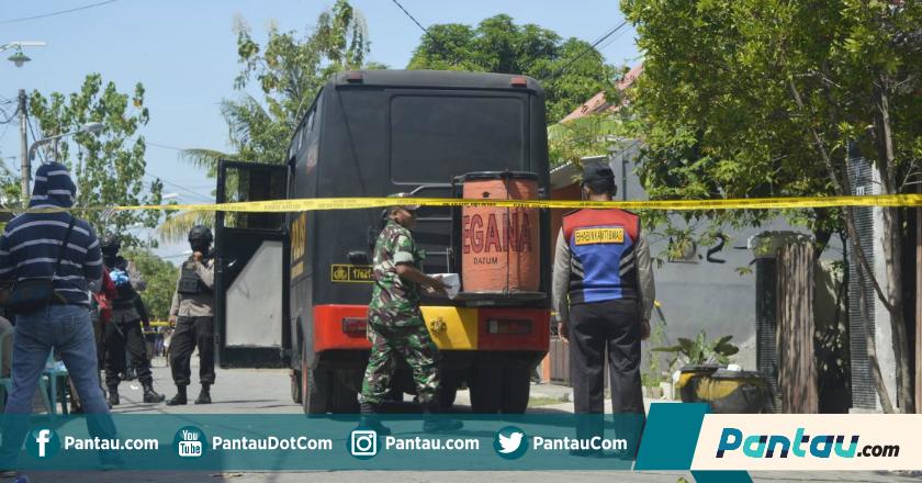 Polisi Geledah Rumah Pelaku Bom Polrestabes Surabaya
