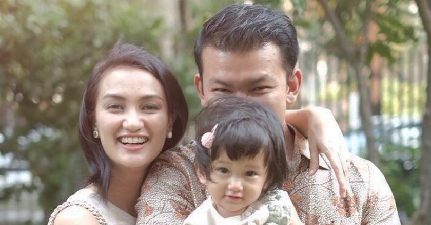 Atiqah Hasiholan Tetap Menyusui Anak saat Bulan Puasa