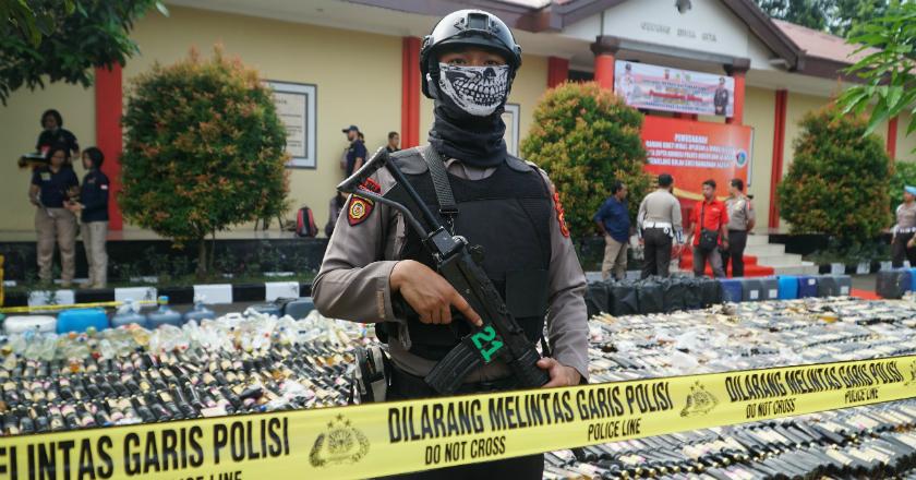 Polres Bogor Hancurkan Puluhan Ribu Miras dan Petasan