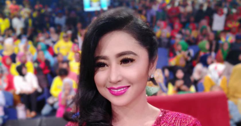 Dewi Perssik Murka, Dikritik Soal Kegagalan Rumah Tangga Oleh Netizen