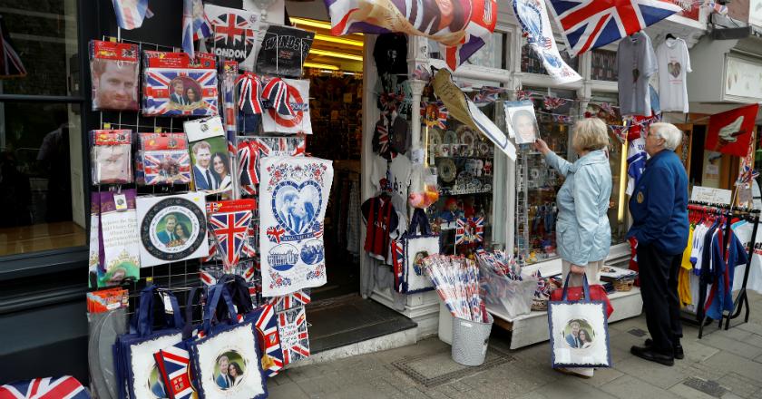 Beragam Suvenir Bertemakan 'Royal Wedding' Warnai Kemeriahan Pernikahan Harry-Meghan