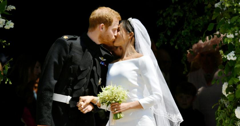 Resmi Jadi Suami-Istri, Pangeran Harry dan Meghan Markle Berciuman di Depan Ribuan Pasang Mata