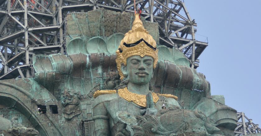 Viral, Video Pemasangan Mahkota Patung Garuda Wisnu Kencana