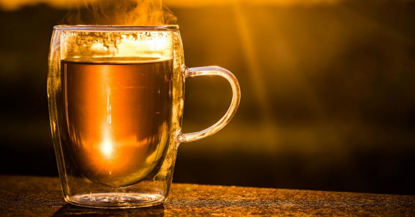 Manfaat Minum Air Hangat Saat Buka Puasa