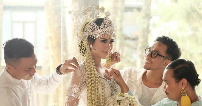 Pengakuan 'Menakutkan' Bubah Alfian saat Merias Syahnaz Sadiqah dan Raisa