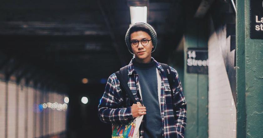 Foto Iqbaal Berciuman dengan Seorang Bule Tersebar, Fans Bela Sang Idola