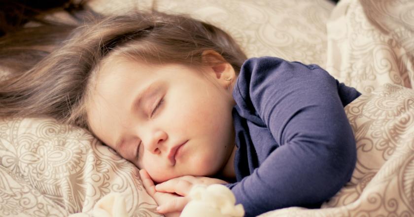 Dampak Buruk Anak Terbiasa Tidur dengan Lampu Menyala