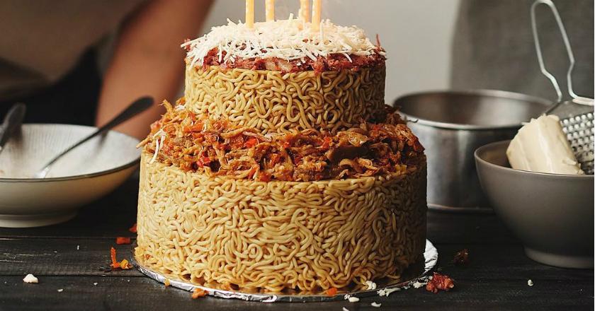 Ada Kue Ulang Tahun Terbuat Dari Indomie Lho, Tertarik Mencoba?
