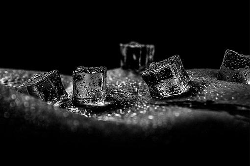 Ternyata Es Batu Dapat Meningkatkan Gairah Seksual. Ini Caranya!