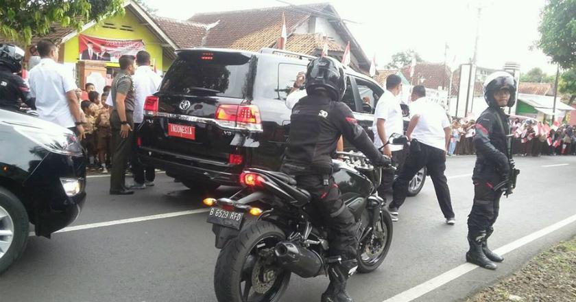 Demi Lihat Presiden Jokowi, Warga Kuningan Rela Menunggu di Jalan Sejak Pagi
