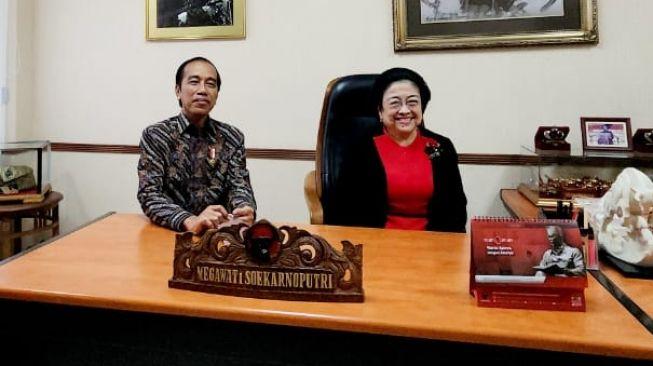 Jokowi Duduk Manis Dengarkan Pidato Satu Jam Megawati
