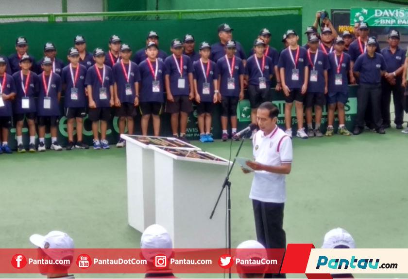 Resmikan Stadion Tenis, Jokowi Bagikan Sepeda untuk Dua Legenda