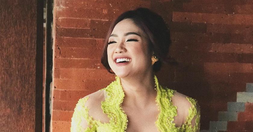 Pakai Kebaya Bali, Cantiknya Marion Jola Bikin Diabetes