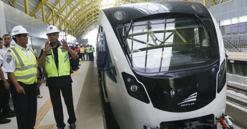 Jelang Beroperasi, Menhub Pantau Uji Coba LRT di Palembang