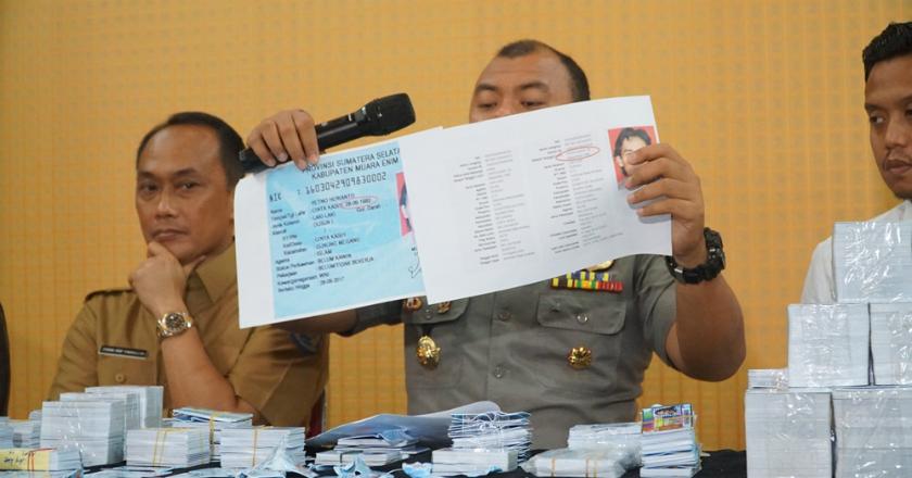 Penampakan Ribuan e-KTP yang Tercecer di Bogor