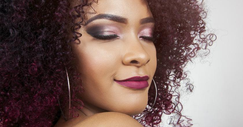 5 Trik Makeup untuk Pemilik Kulit Sawo Matang