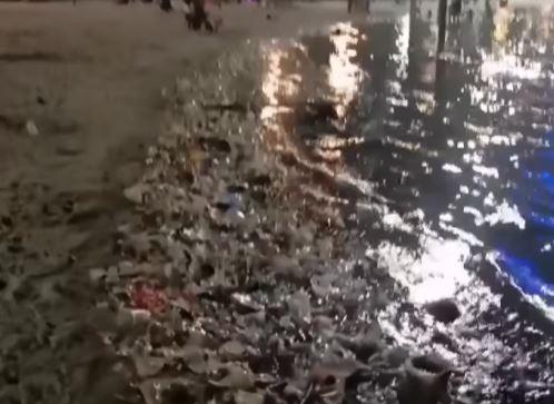 Menyedihkan! Sampah Berserakan di Tepi Pantai Ancol Jakarta Utara