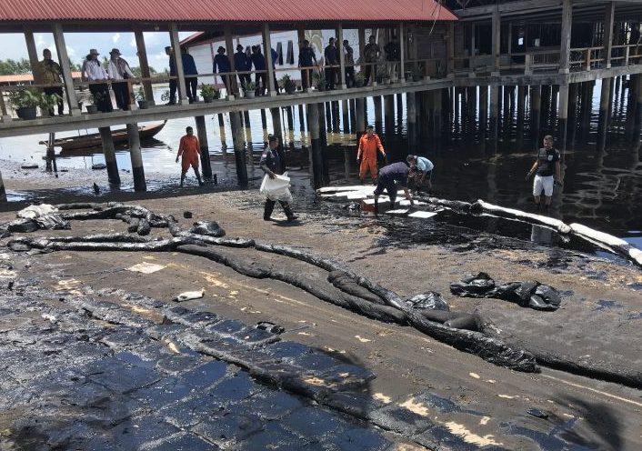 Heboh Limbah Hitam Cemari Pantai Kampung Melayu, Diduga dari Kapal Terbakar di Perairan Malaysia