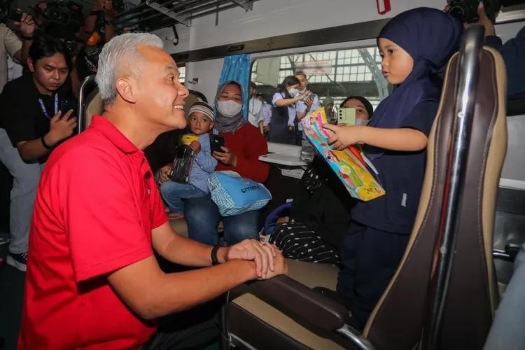 Ganjar Lepas Pemudik di Stasiun Pasar Senen, Warganet Malah Heran