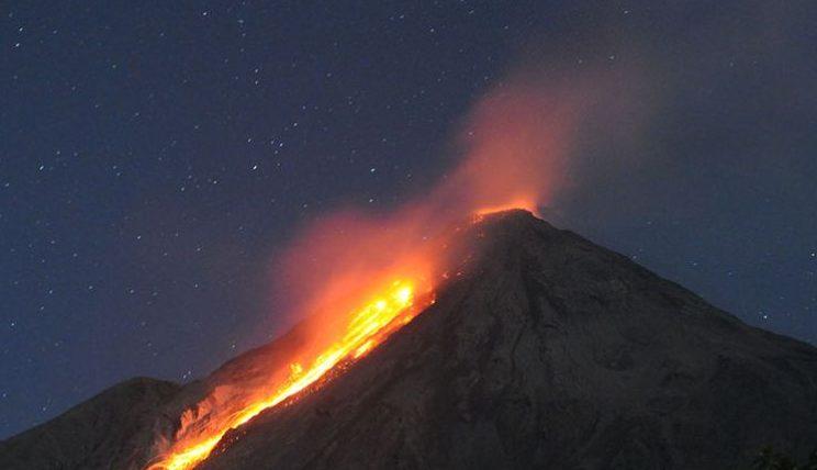 Gunung Karangketang Kembali Muntahkan Lava Pijar Sejauh 1,5 Km
