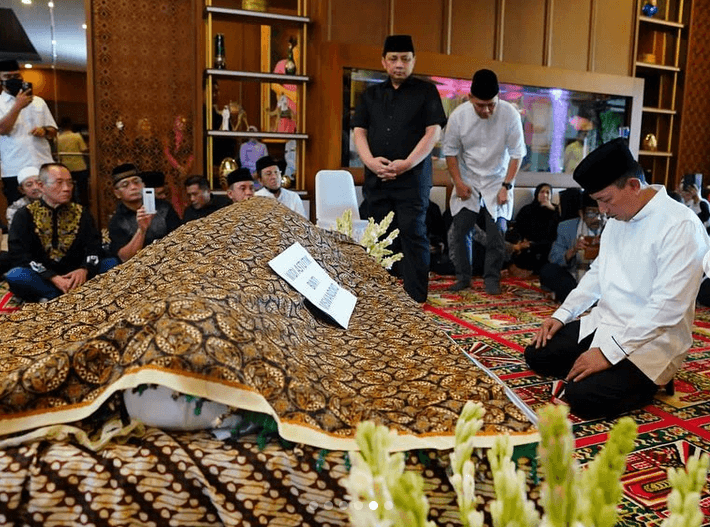 Momen Kapolri Takziah ke Kediaman Almarhumah Istri Wakapolri