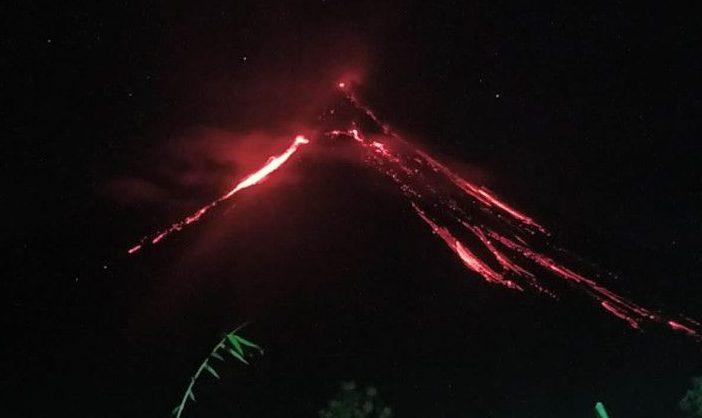 Gunung Karangetang 2 Kali Semburkan Awan Panas Guguran Sejauh 2 Kilometer