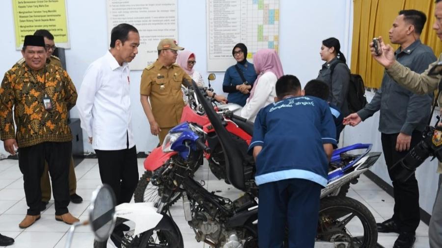 Jokowi Tinjau KBM SMK 2 Kabupaten Bengkulu Tengah