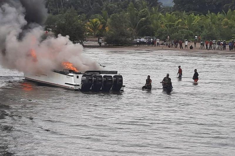 Perahu Motor Bupati Teluk Wondama Terbakar, 1 Orang Tewas