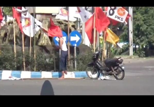 Viral Pria Kesal Cabut-Rusak Sejumlah Bendera Parpol yang Menjamur di Magetan