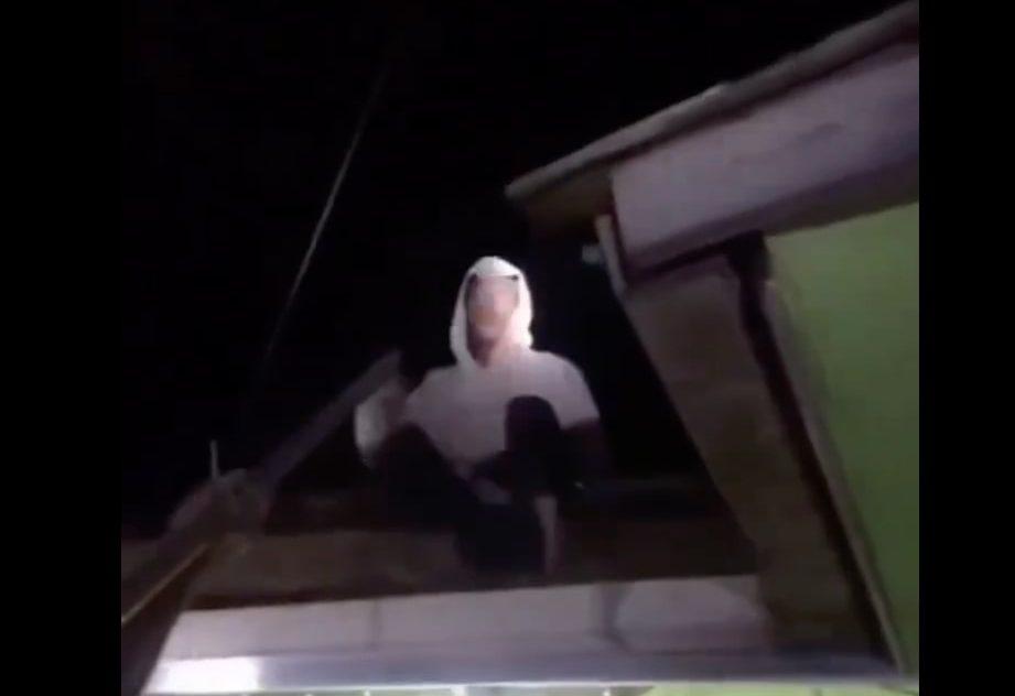 Apes! Pria di Cianjur Kepergok Curi Kotak Amal Masjid, Panik Ketakutan Naik ke Atas Genteng