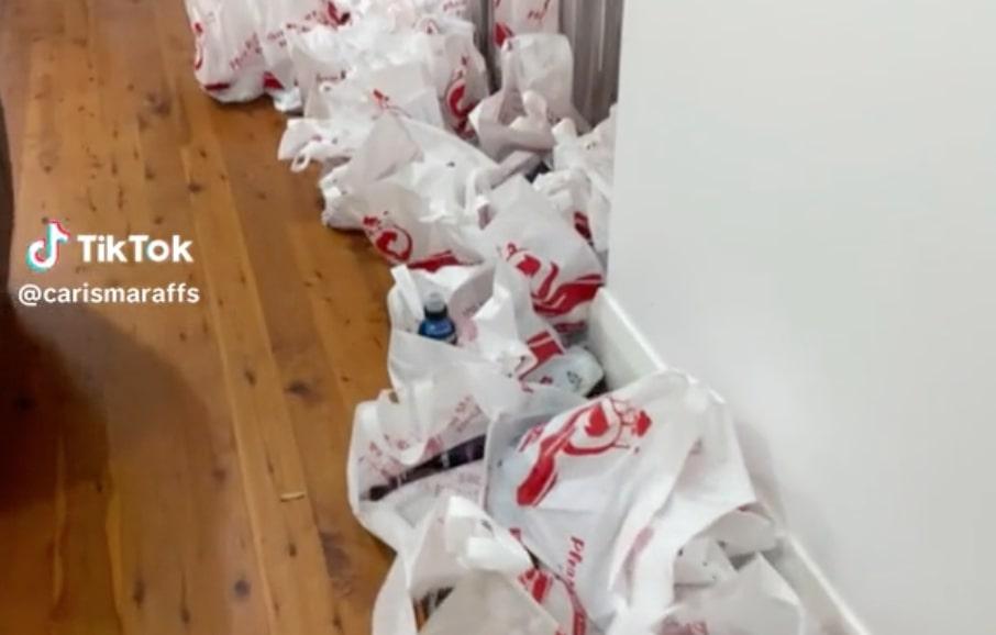 Aneh! Rumah Wanita di Sydney Kedatangan 150 Botol Minuman Misterius