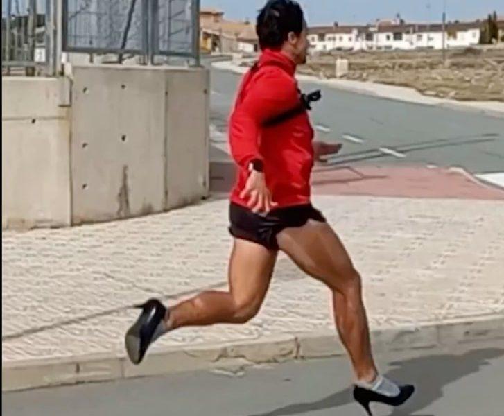 Wow! Pria Spanyol Pecahkan Rekor Lari 100 Meter selama 12.82 Detik Pakai Sepatu High Heels