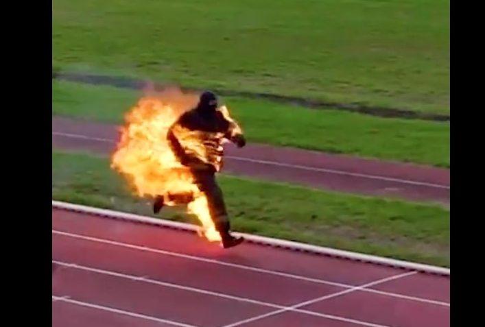 Gokil! Pria Ini Pecahkan Rekor Lari dalam Kondisi Terbakar Sejauh 893 Meter