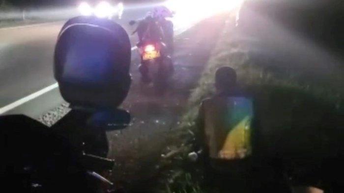 Viral! Petugas Satlantas Salat di Atas Rumput saat Bertugas Amankan Arus Mudik